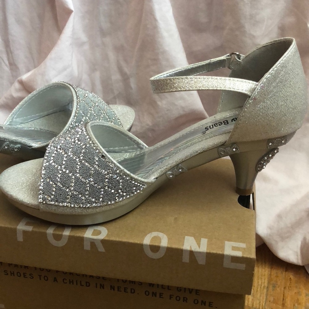 Girls’ dress shoe! Beautifully made, lots of bling